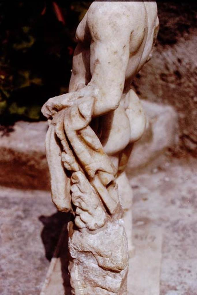 II.8.6 Pompeii. 1972. Detail from marble statuette of Hercules. Photo by Stanley A. Jashemski.
Source: The Wilhelmina and Stanley A. Jashemski archive in the University of Maryland Library, Special Collections (See collection page) and made available under the Creative Commons Attribution-Non Commercial License v.4. See Licence and use details. J72f0308