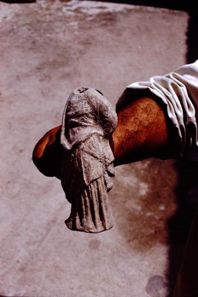 II.8.6 Pompeii. 1972. Terracotta votive offering of a small draped figure with traces of red on the drapery, (0.155m high), found near the lararium by the original1953-54 excavators. (Pompeii inv. no: 10150). Photo by Stanley A. Jashemski.
Source: The Wilhelmina and Stanley A. Jashemski archive in the University of Maryland Library, Special Collections (See collection page) and made available under the Creative Commons Attribution-Non Commercial License v.4. See Licence and use details. J72f0317