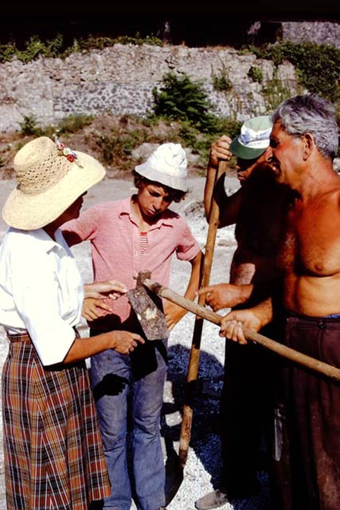 II.8.6 Pompeii. 1972. Showing Wilhelmina how an ancient hoe attached to a modern handle. Photo by Stanley A. Jashemski.
Source: The Wilhelmina and Stanley A. Jashemski archive in the University of Maryland Library, Special Collections (See collection page) and made available under the Creative Commons Attribution-Non Commercial License v.4. See Licence and use details. J72f0669