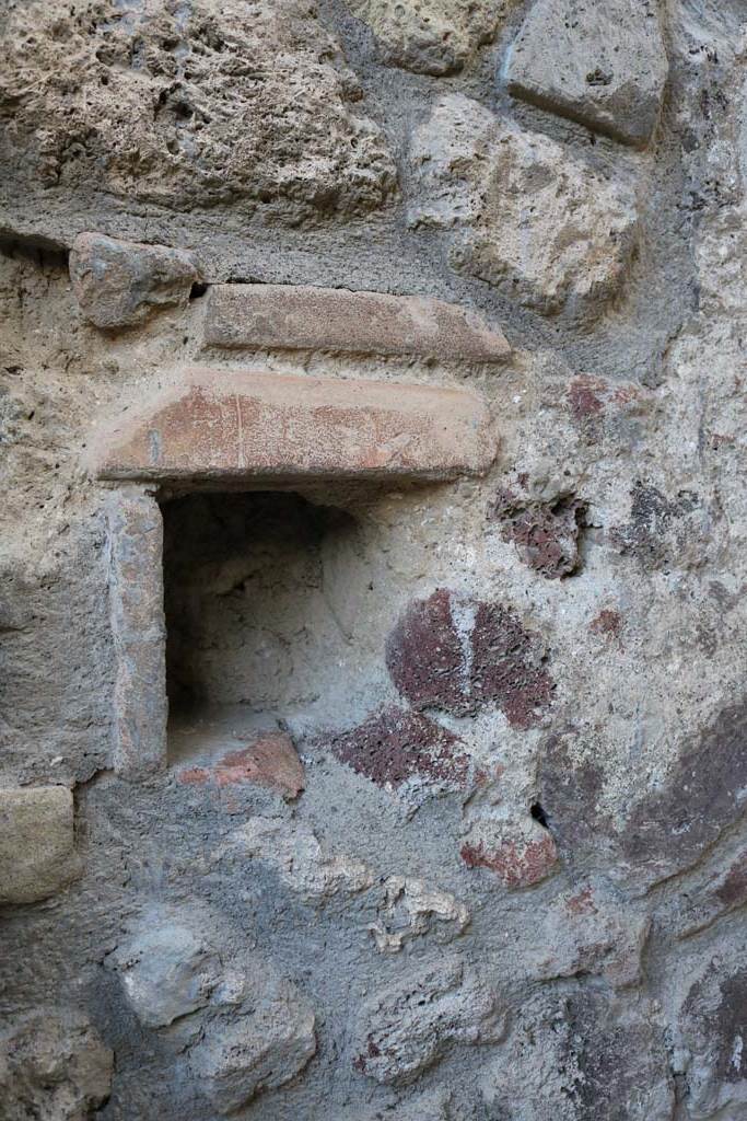 II.8.6 Pompeii. December 2018.
Square hole on north side of inside entrance doorway. Photo courtesy of Aude Durand.