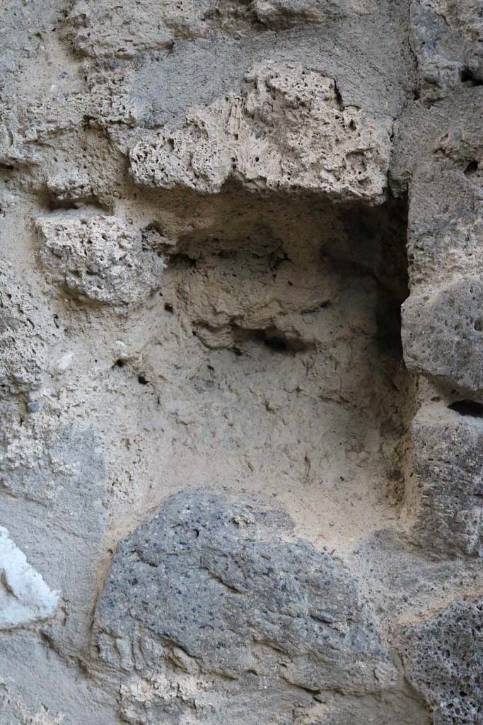 II.8.6 Pompeii. December 2018.
Square hole on south side of inside entrance doorway. Photo courtesy of Aude Durand.