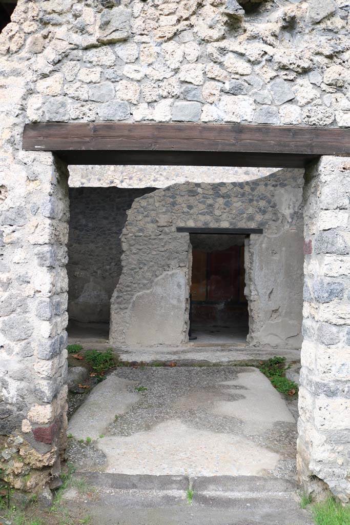 II.8.6 Pompeii. December 2018.
Looking north from doorway from garden into viridarium with well. Photo courtesy of Aude Durand.