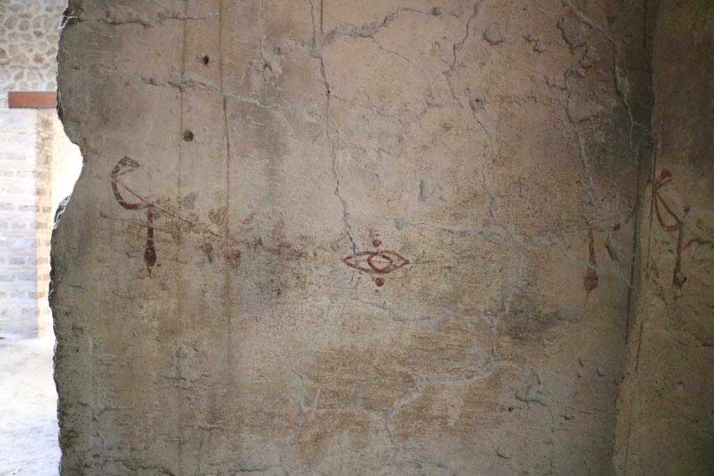 II.9.1 Pompeii. December 2018. Looking west in north-west corner of room 7 with remaining painted decoration.
The doorway to the atrium is on the left. Photo courtesy of Aude Durand.