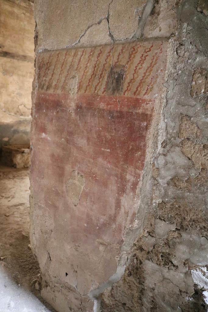 II.9.1 Pompeii. December 2018.
Decorative paintwork on south wall of corridor 6 near doorway to room 5 with large window on south side of corridor behind atrium.
Photo courtesy of Aude Durand.