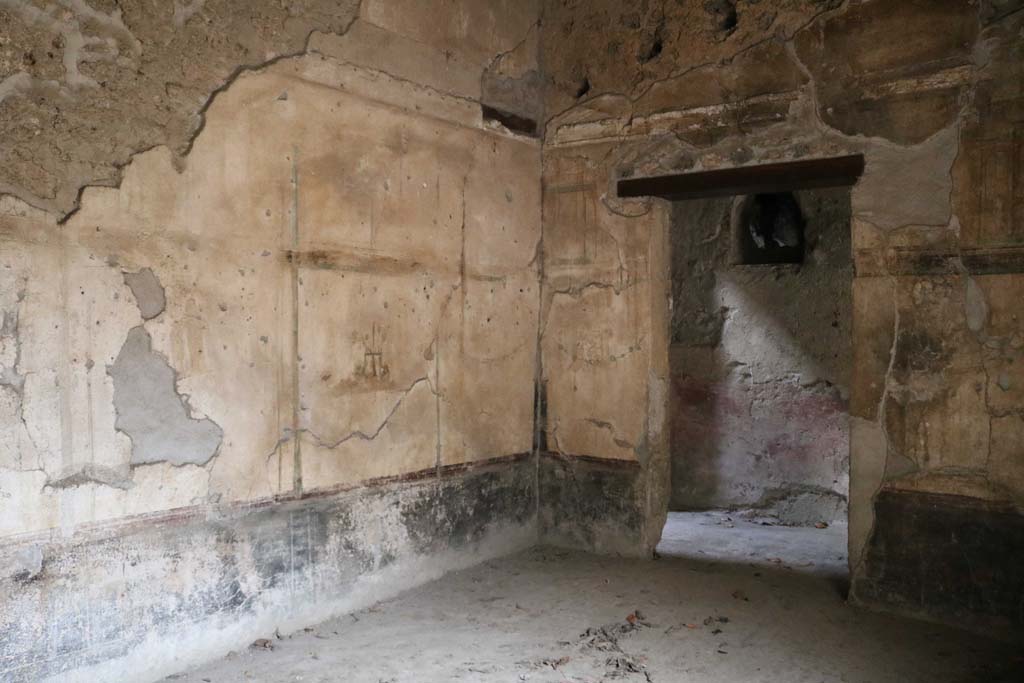 II.9.1 Pompeii. December 2018.
Looking towards north-west corner of room 5 with large window on south side behind atrium. Photo courtesy of Aude Durand.