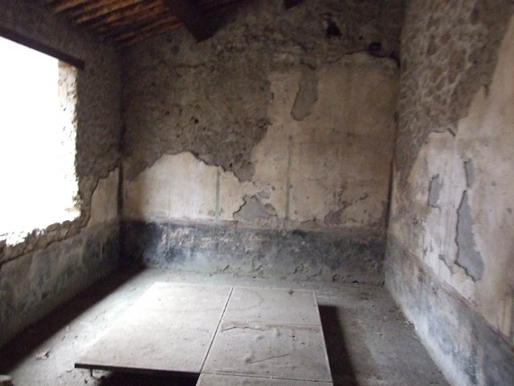 II.9.1 Pompeii. December 2007.
South wall and window in east wall overlooking summer triclinium, in room 5 on south side behind atrium.