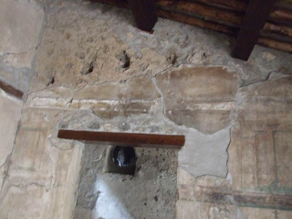 II.9.1 Pompeii. December 2007. North wall of room 5 with large window on south side behind atrium, with doorway to corridor. In the corridor, a niche can be seen on its north wall.