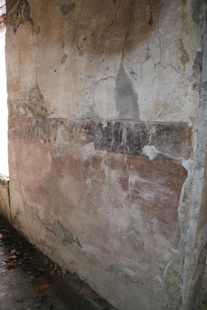 II.9.1 Pompeii. December 2018.
Painted decoration in corridor, on east side of doorway to room 5, on right.
Summer triclinium 8, is on the left. Photo courtesy of Aude Durand.