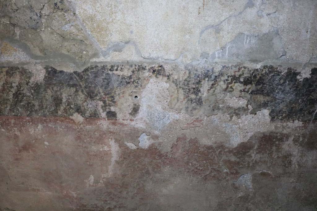 II.9.1 Pompeii. December 2018.
Detail of painted decoration in corridor, on east side of doorway to room 5. Photo courtesy of Aude Durand.