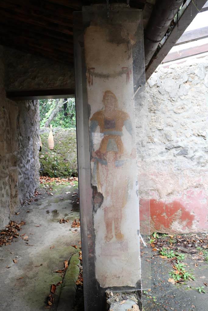 II.9.1 Pompeii. December 2018.
Painting of Priapus on the west face of column on the north side of the triclinium.
Photo courtesy of Aude Durand.