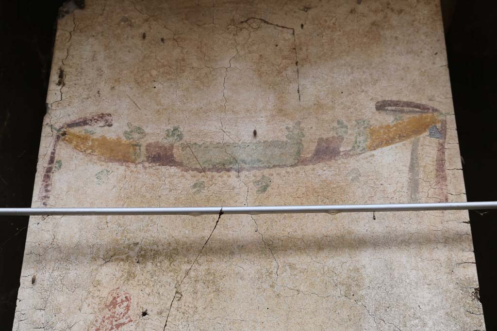 II.9.1 Pompeii. December 2018.
Detail of garland from south face of column on the north side of the triclinium. Photo courtesy of Aude Durand.