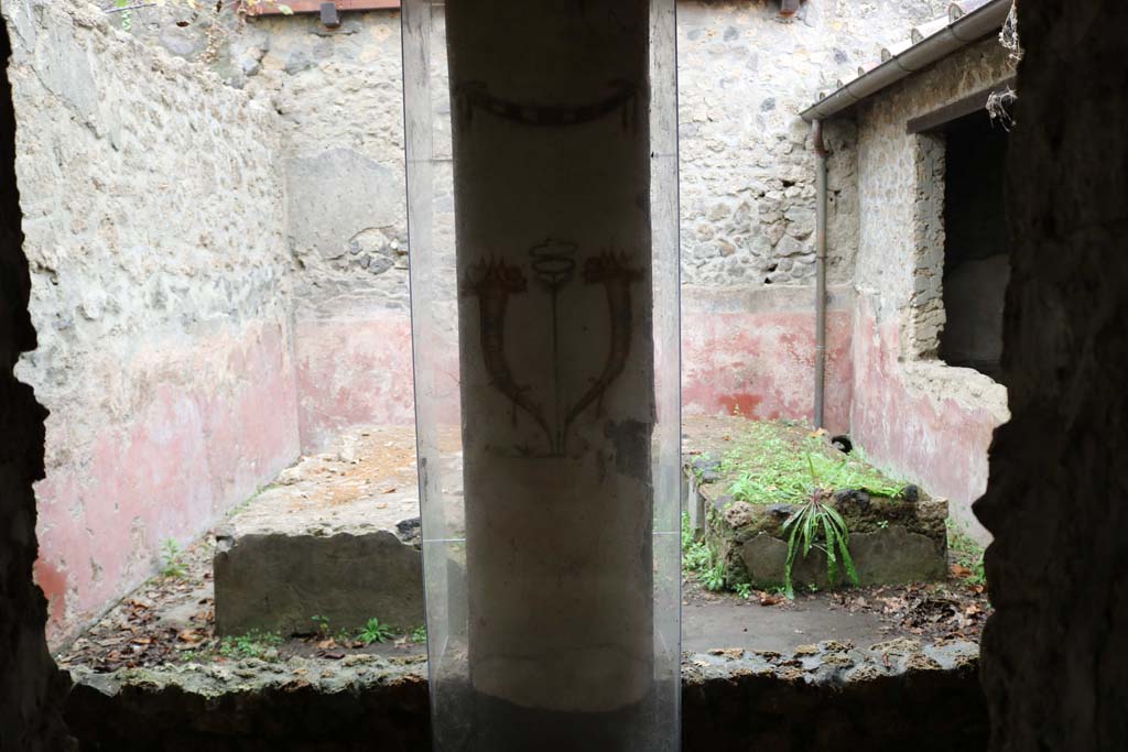 II.9.1 Pompeii. December 2018. Looking south across triclinium 8 from corridor 6.
Painting of Horn of Plenty on north side of column on the north side of the triclinium. Photo courtesy of Aude Durand.