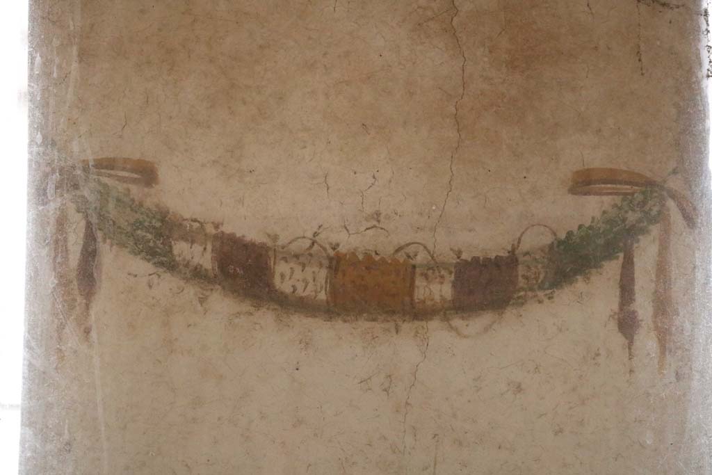 II.9.1 Pompeii. December 2018.
Detail of garland on north side of column on the north side of the triclinium. Photo courtesy of Aude Durand.