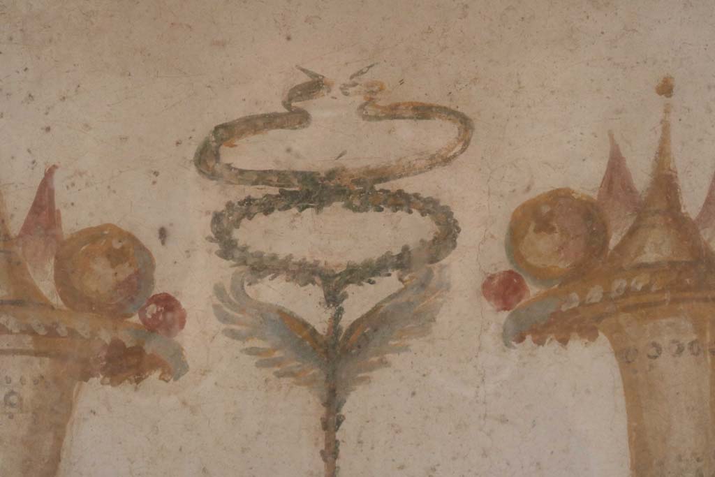 II.9.1 Pompeii. December 2018.
Detail of painting of Horn of Plenty on north side of column on the north side of the triclinium. Photo courtesy of Aude Durand.
