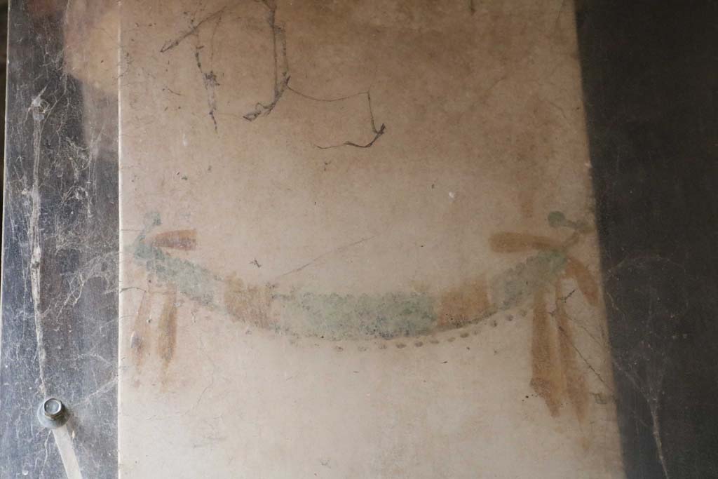 II.9.1 Pompeii. December 2018.
Detail of garland on east side of column on the north side of the triclinium. Photo courtesy of Aude Durand.
