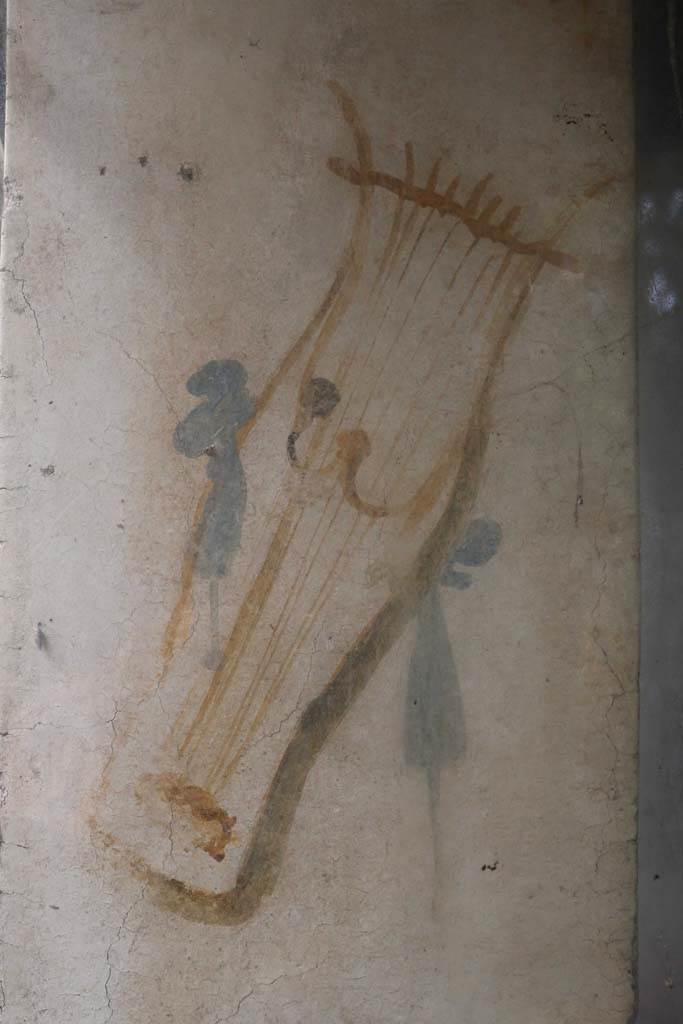 II.9.1 Pompeii. December 2018.
Detail from east side of column on the north side of the triclinium. Photo courtesy of Aude Durand.