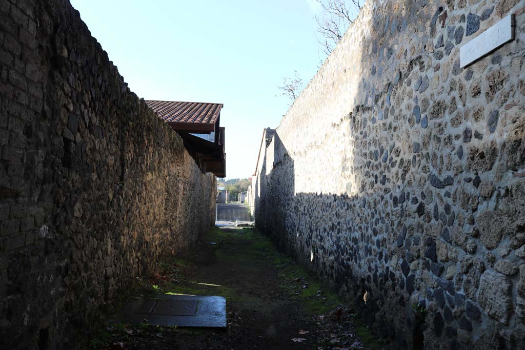 II.9.1, Pompeii, exterior south wall, Pompeii, on right. December 2018.
Looking west on Via della Palestra. On the left is the exterior north wall of II.8.6. Photo courtesy of Aude Durand.