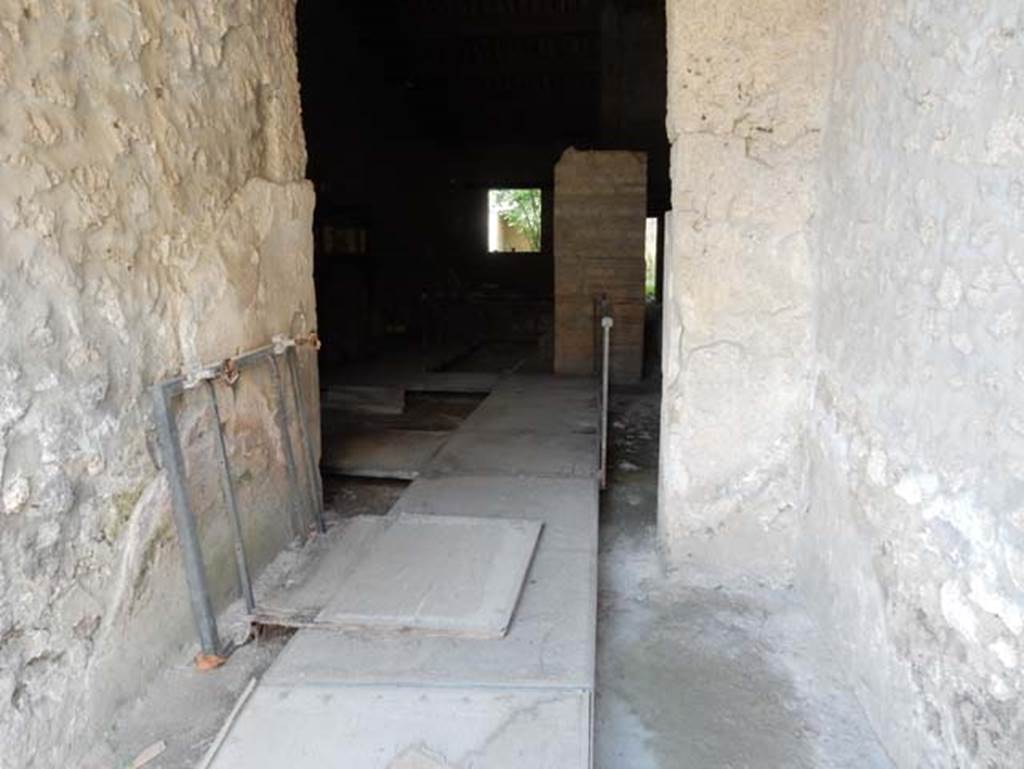 II.9.2 Pompeii. May 2017. Looking east from entrance corridor. Photo courtesy of Buzz Ferebee.