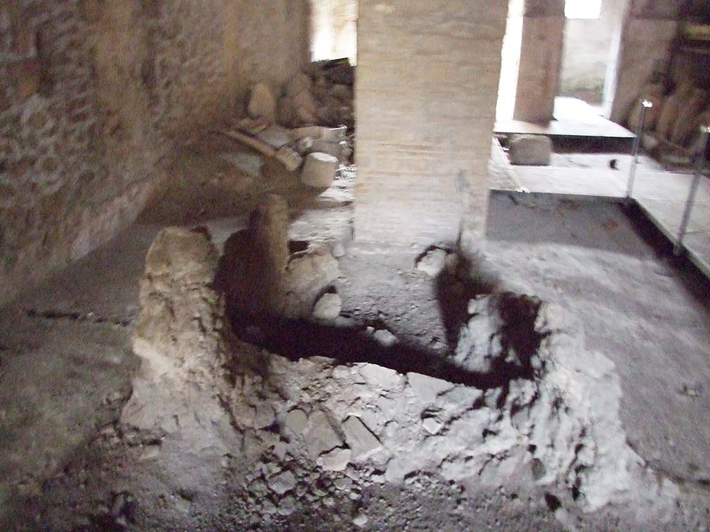 II.9.2 Pompeii. December 2007. Room 4. Pilaster at east end of south wall of entrance corridor.
The wooden staircase in room 2 led to the upper floor which covered around two-thirds of the house.
The upper floor found a point of support on a pillar in mixed construction located in room 4.
See Attività della Soprintendenza: Regio II, Insula 9: Rivista di Studi Pompeiani II, 1988, p. 200.