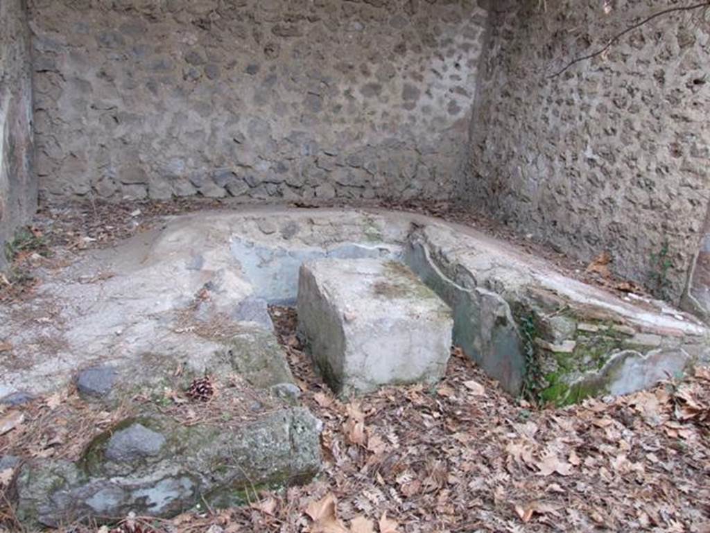 II.9.2 Pompeii. December 2007. Garden. Triclinium with stone table.