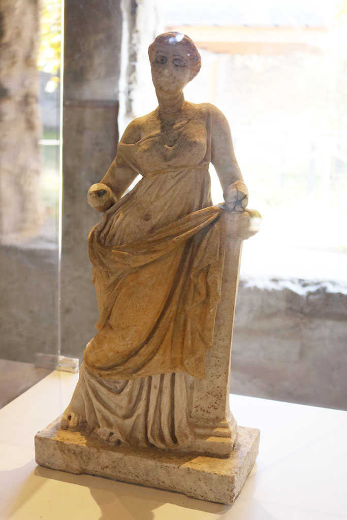 II.9.4 Pompeii. December 2018. Marble statuette of Venus with traces of painting.
Archaeological Park of Pompeii, inv. no. 37999. Photo courtesy of Aude Durand.