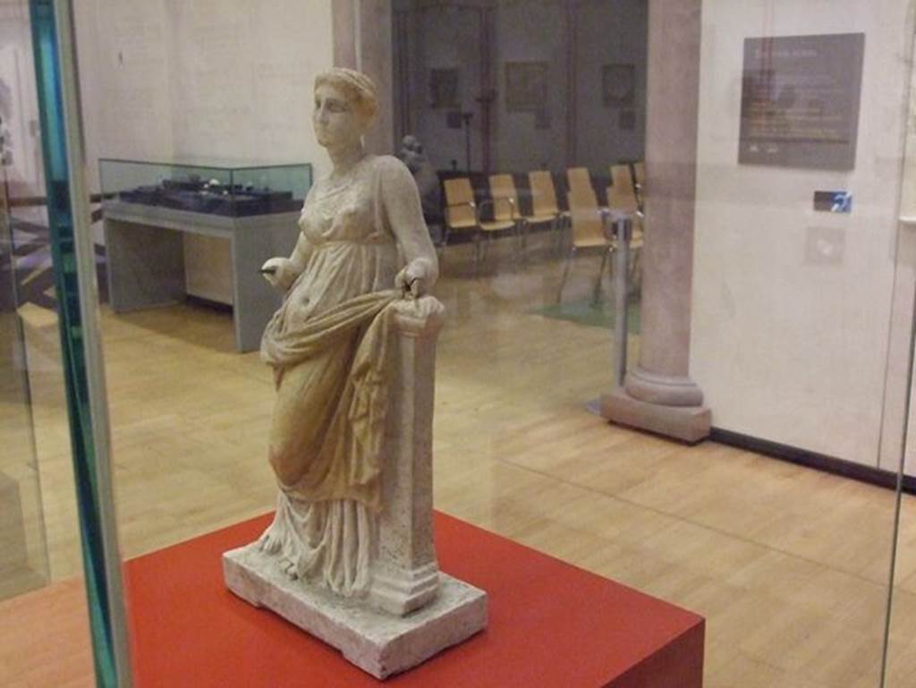 II.9.4 Pompeii. Marble statuette of Venus. SAP 37999 (or 6000?). Photographed at “A Day in Pompeii” exhibition at Melbourne Museum. September 2009.