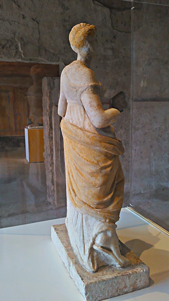 II.9.4 Pompeii. 2017/2018/2019.
Rear right side of marble statue of Venus with traces of painting.
Photo courtesy of Giuseppe Ciaramella.