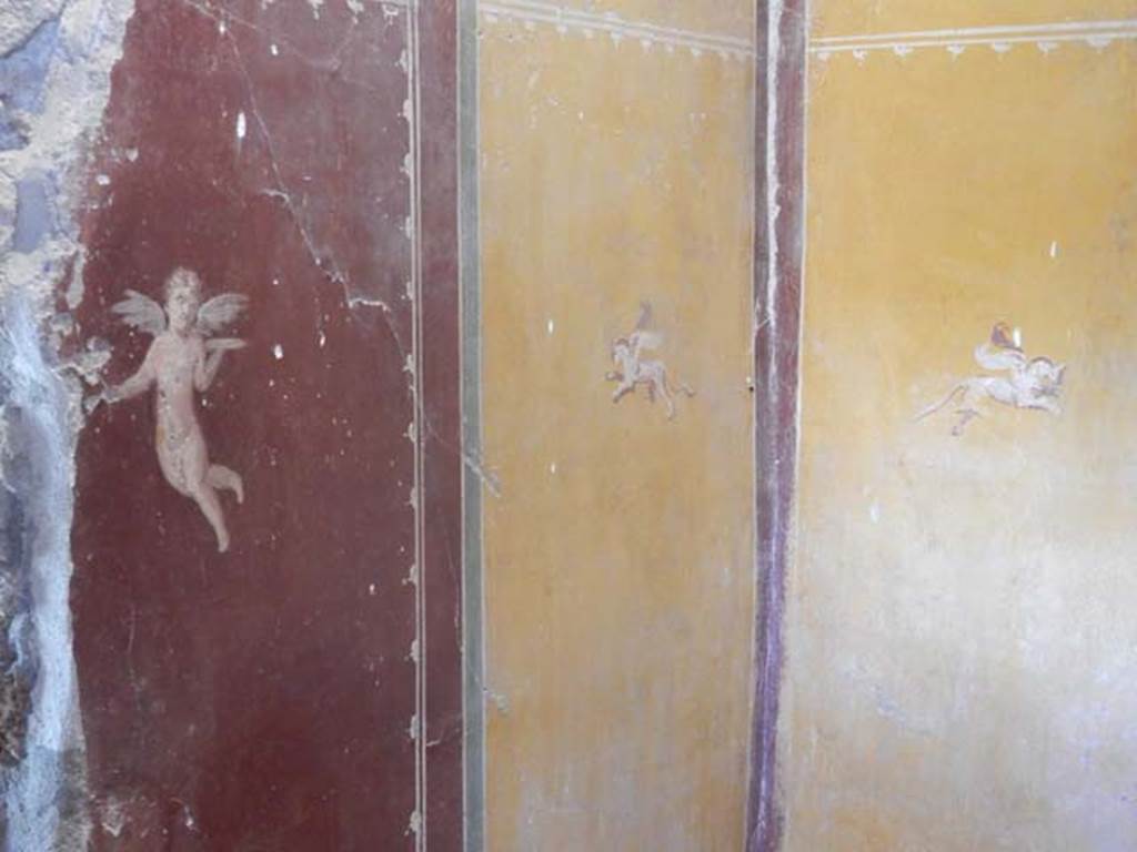 II.9.4, Pompeii. May 2018. Room 6, south wall of cubiculum, in south-west corner.
Photo courtesy of Buzz Ferebee.