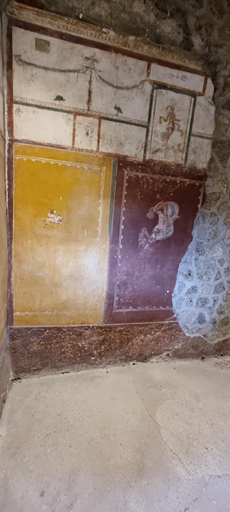 II.9.4 Pompeii. December 2023.
Room 6, looking towards west wall in south-west corner.
Photo courtesy of Miriam Colomer.