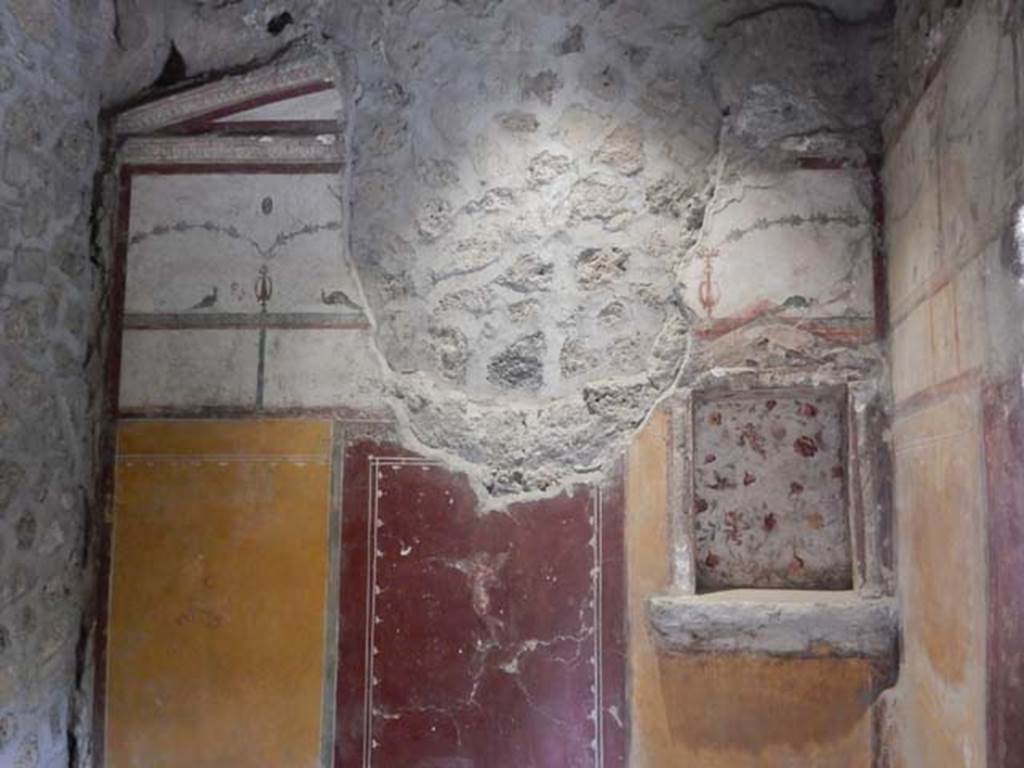II.9.4, Pompeii. May 2018. Room 6, upper north wall of cubiculum. Photo courtesy of Buzz Ferebee.