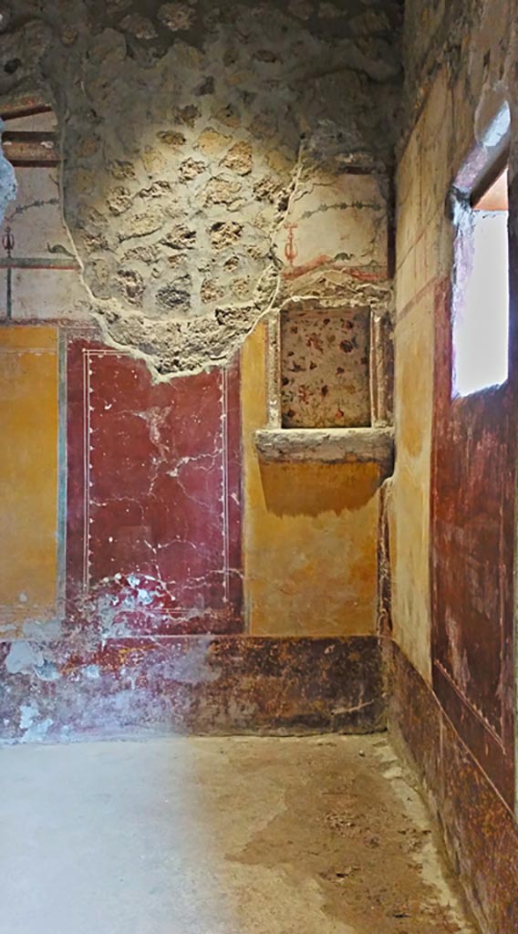 II.9.4 Pompeii. 2017/2018/2019.
Room 6, floral lararium on north wall at east end of cubiculum. Photo courtesy of Giuseppe Ciaramella.