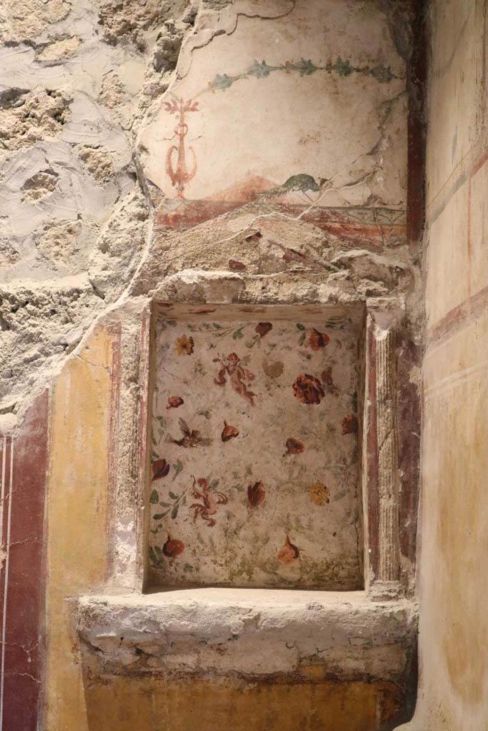 II.9.4 Pompeii. December 2018.
Room 6, floral lararium on north wall at east end of cubiculum. Photo courtesy of Aude Durand.
