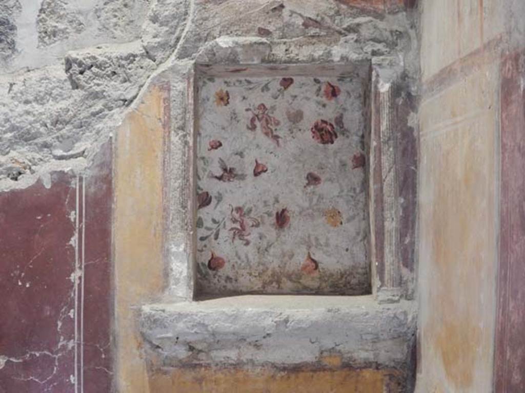II.9.4, Pompeii. May 2018. Room 6, floral lararium at east end of north wall of cubiculum.
Photo courtesy of Buzz Ferebee.