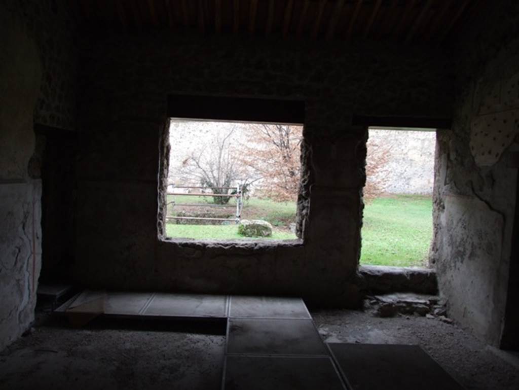 II.9.4 Pompeii. December 2007.
Room 5, looking east with window overlooking garden and doorway to garden at rear of house.