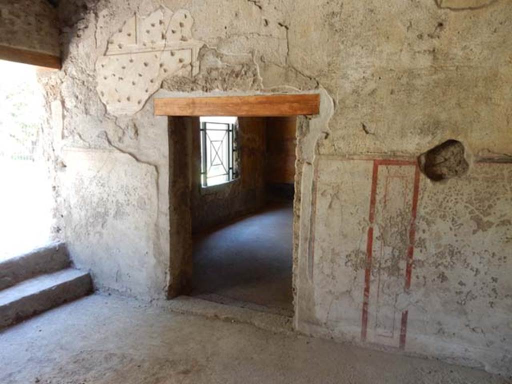 II.9.4, Pompeii. May 2018. Room 5, doorway in south wall to room 8, an oecus.
Photo courtesy of Buzz Ferebee.