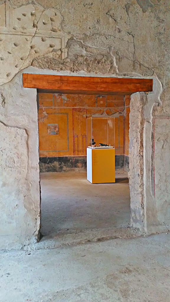 II.9.4 Pompeii. 2018.
Room 8, doorway into oecus. Photo courtesy of Giuseppe Ciaramella.