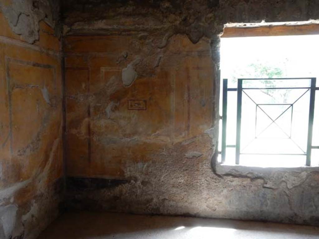 II.9.4, Pompeii. May 2018. Room 8, north-east corner of oecus. Photo courtesy of Buzz Ferebee.