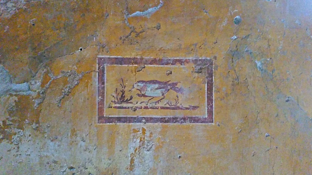 II.9.4 Pompeii. 2018.
Room 8, painted panel with bird in centre of panel at north end of east wall. Photo courtesy of Giuseppe Ciaramella.