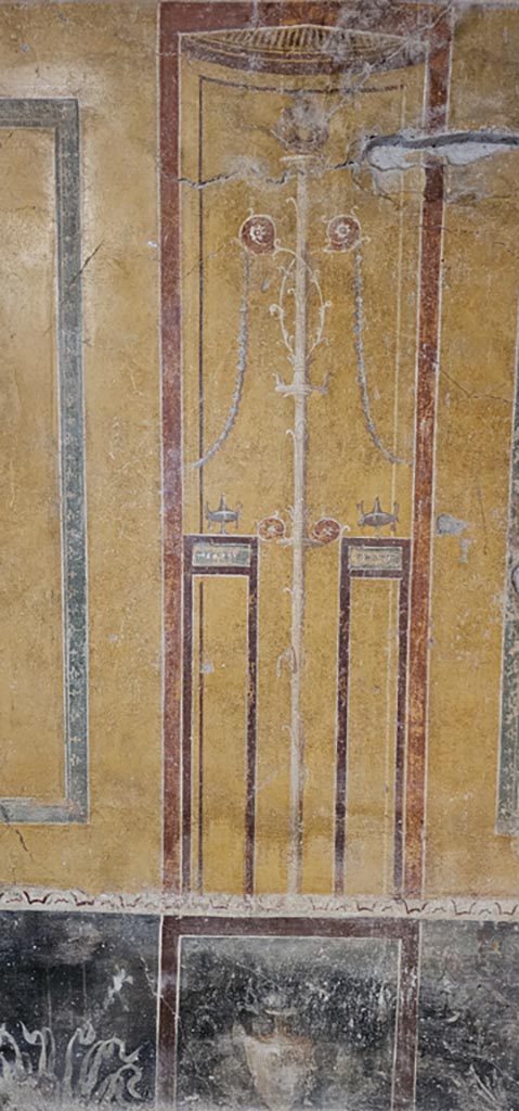 II.9.4 Pompeii. December 2023.
Room 8, detail of painted decoration from south wall. Photo courtesy of Miriam Colomer.