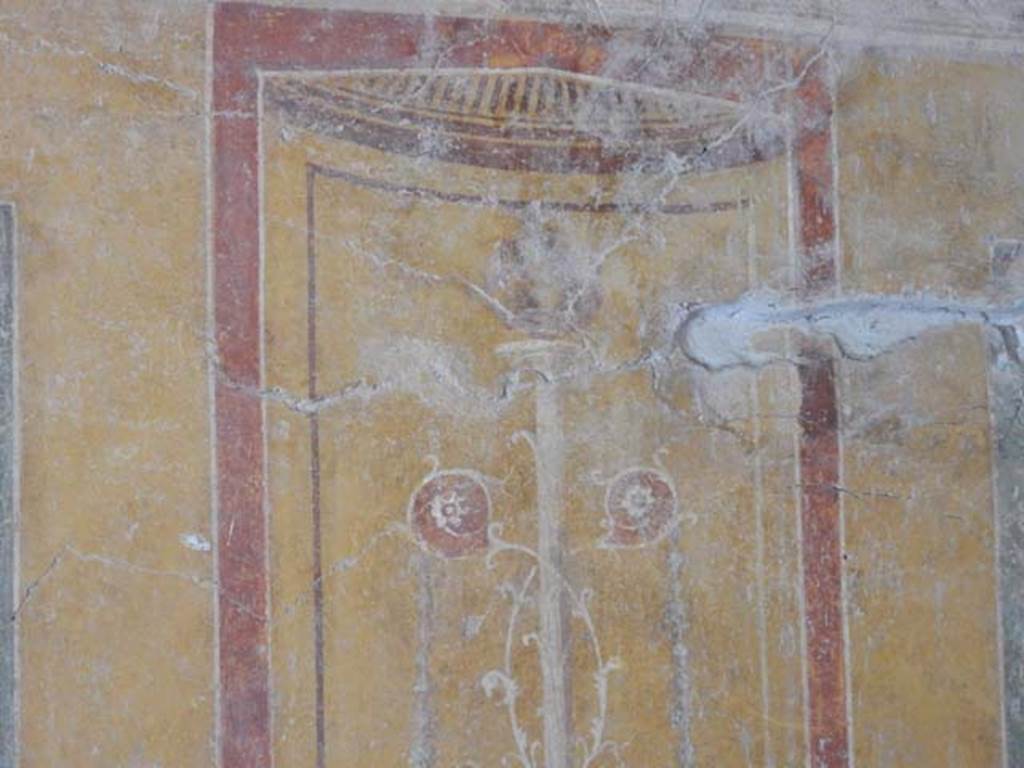 II.9.4, Pompeii. May 2018. Room 8, detail from south wall. Photo courtesy of Buzz Ferebee.