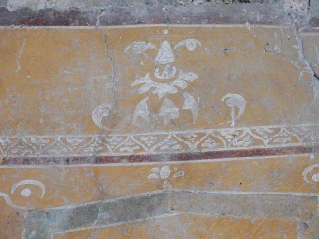 II.9.4, Pompeii. May 2018. Room 8, detail from upper west wall. Photo courtesy of Buzz Ferebee.