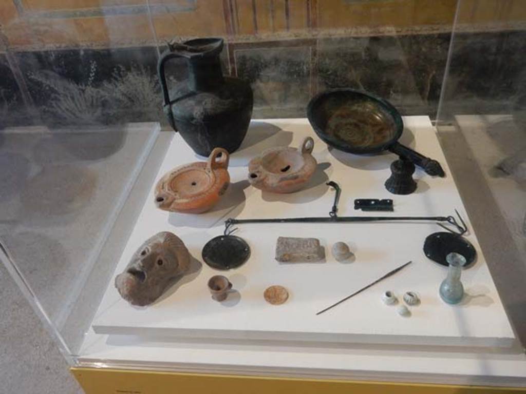 II.9.4, Pompeii. May 2018. Display items. Photo courtesy of Buzz Ferebee.