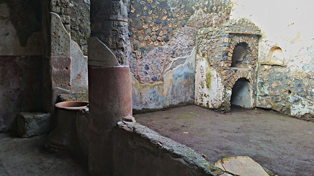 II.9.5 Pompeii, 2017/2018/2019.
Peristyle 6, looking towards west wall with household shrine and niche, on right. Photo courtesy of Giuseppe Ciaramella.