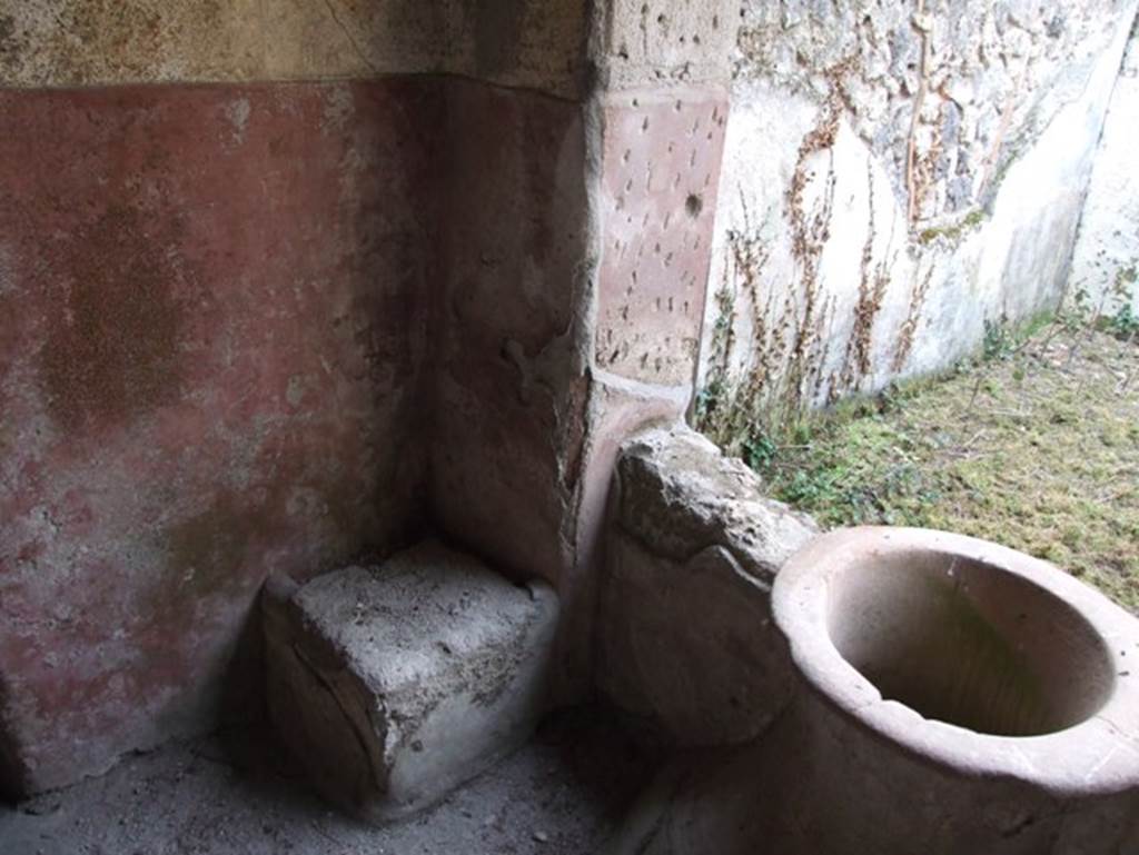 II.9.5 Casa del Triclinio all’ aperto. December 2007. Room 6. Peristyle at rear of property. Vat or cistern mouth and small square stone block.