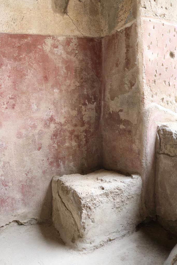 II.9.5 Pompeii. December 2018.
Peristyle 6, small square stone block in south-west corner of peristyle. Photo courtesy of Aude Durand.