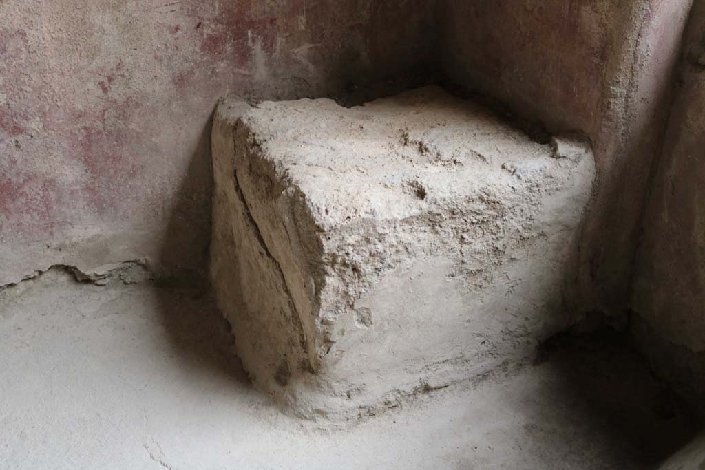 II.9.5 Pompeii. December 2018.
Peristyle 6, detail of small square stone block in south-west corner of peristyle. Photo courtesy of Aude Durand.