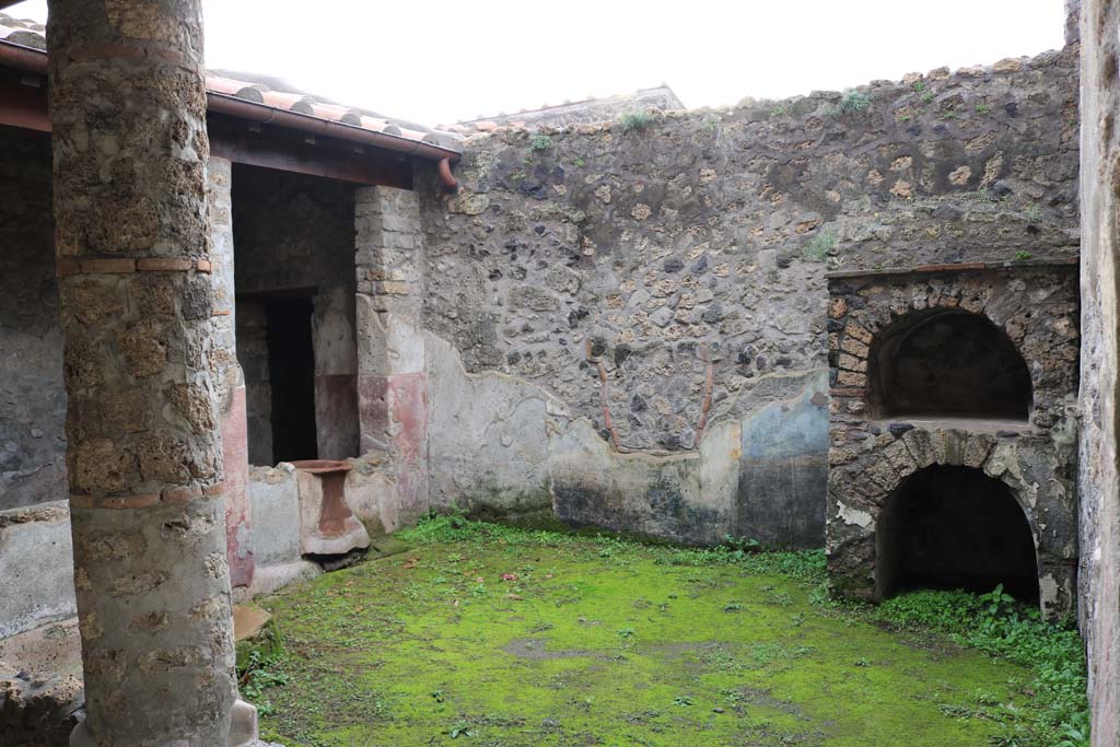 II.9.5 Pompeii. December 2018.
Peristyle 6, looking towards west wall and south-west corner with doorway to entrance corridor. Photo courtesy of Aude Durand.
