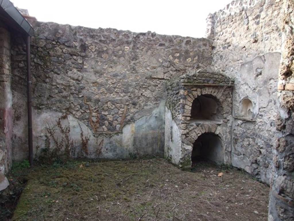 II.9.5 Casa del Triclinio all’ aperto. December 2007. Room 6. Peristyle at rear of property. Household shrine or Lararium? and niche.