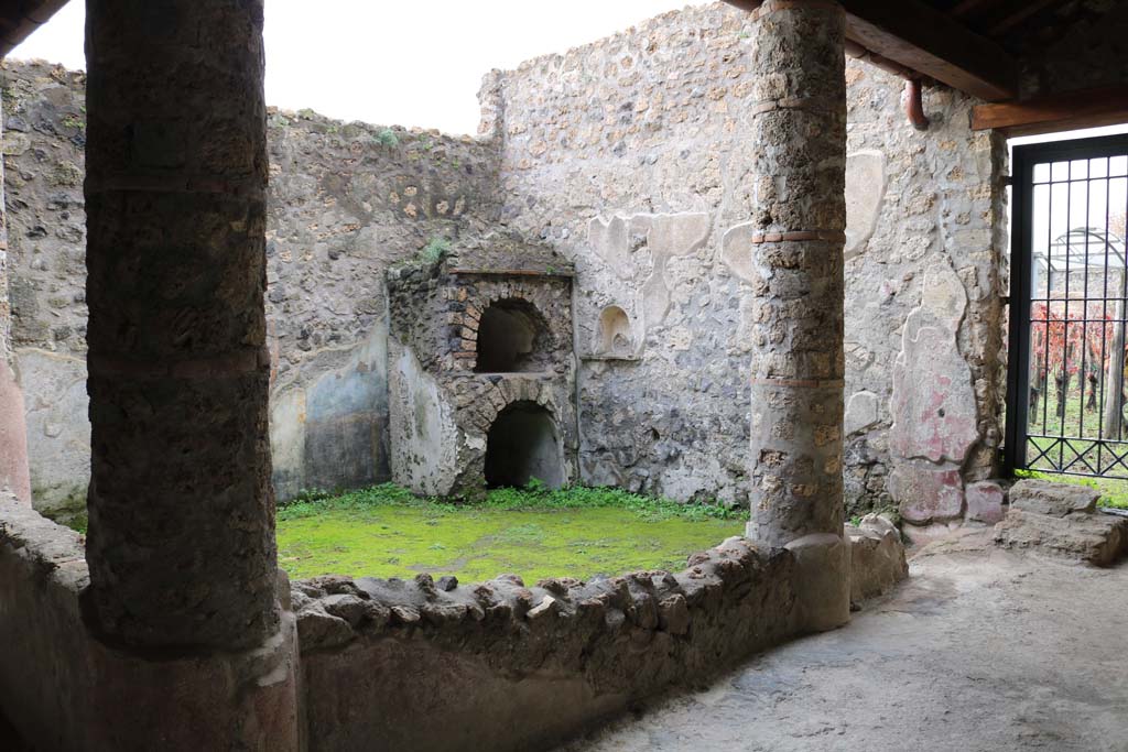 II.9.5 Pompeii. December 2018.
Peristyle 6, looking north-west towards household shrine or lararium and niche in peristyle at rear of property. Photo courtesy of Aude Durand.