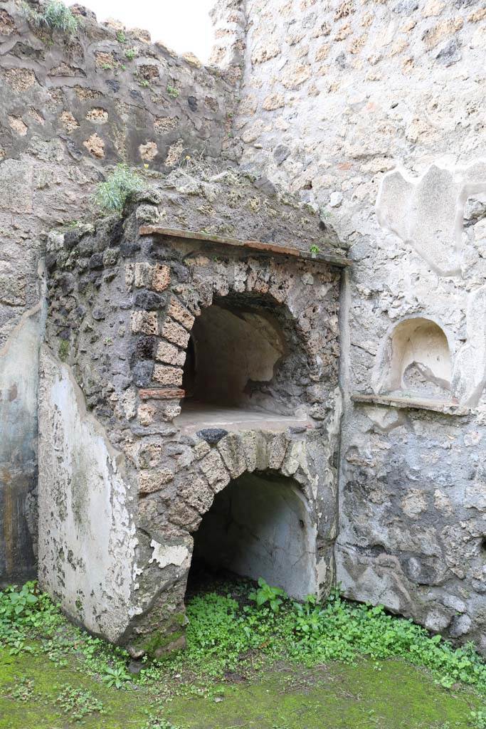 II.9.5 Pompeii. December 2018.
Looking towards lararium in north-west corner, and niche set into north wall. Photo courtesy of Aude Durand.